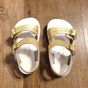 Size 3 Sun San Sea Wees, gold